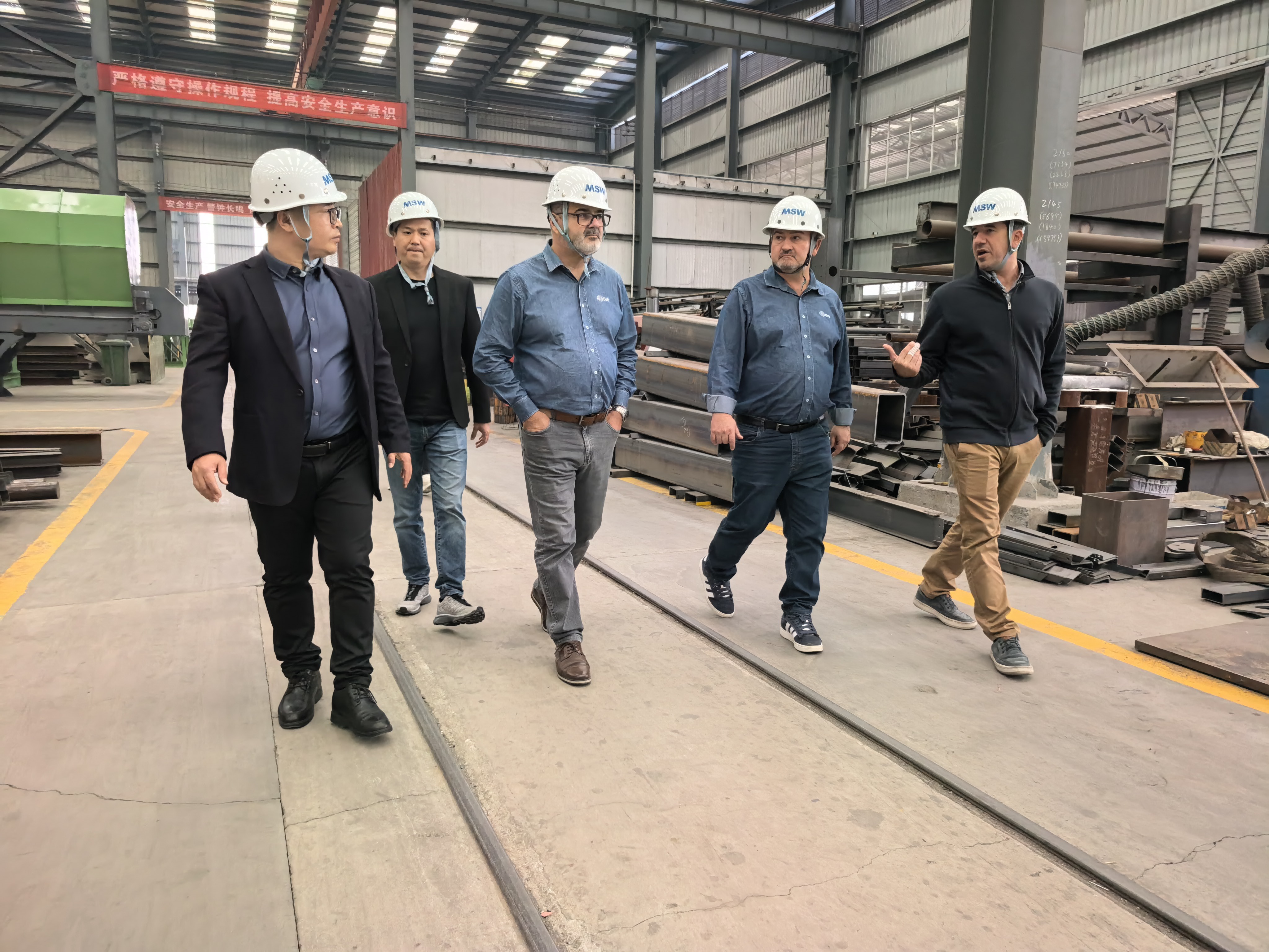 The Brazilian delegation visited the sorting equipment at the factory.