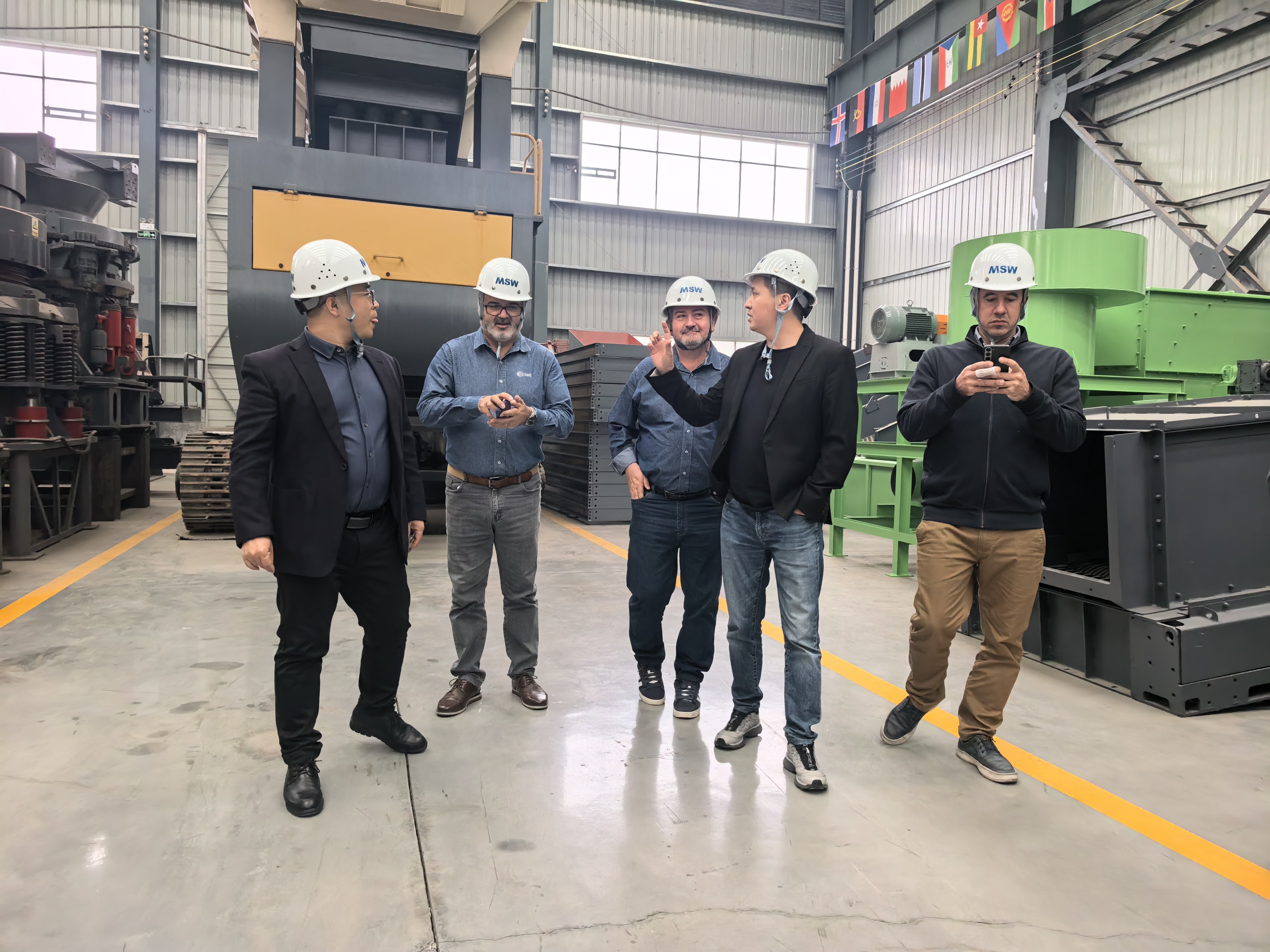The Brazilian delegation visited the sorting equipment at the factory.