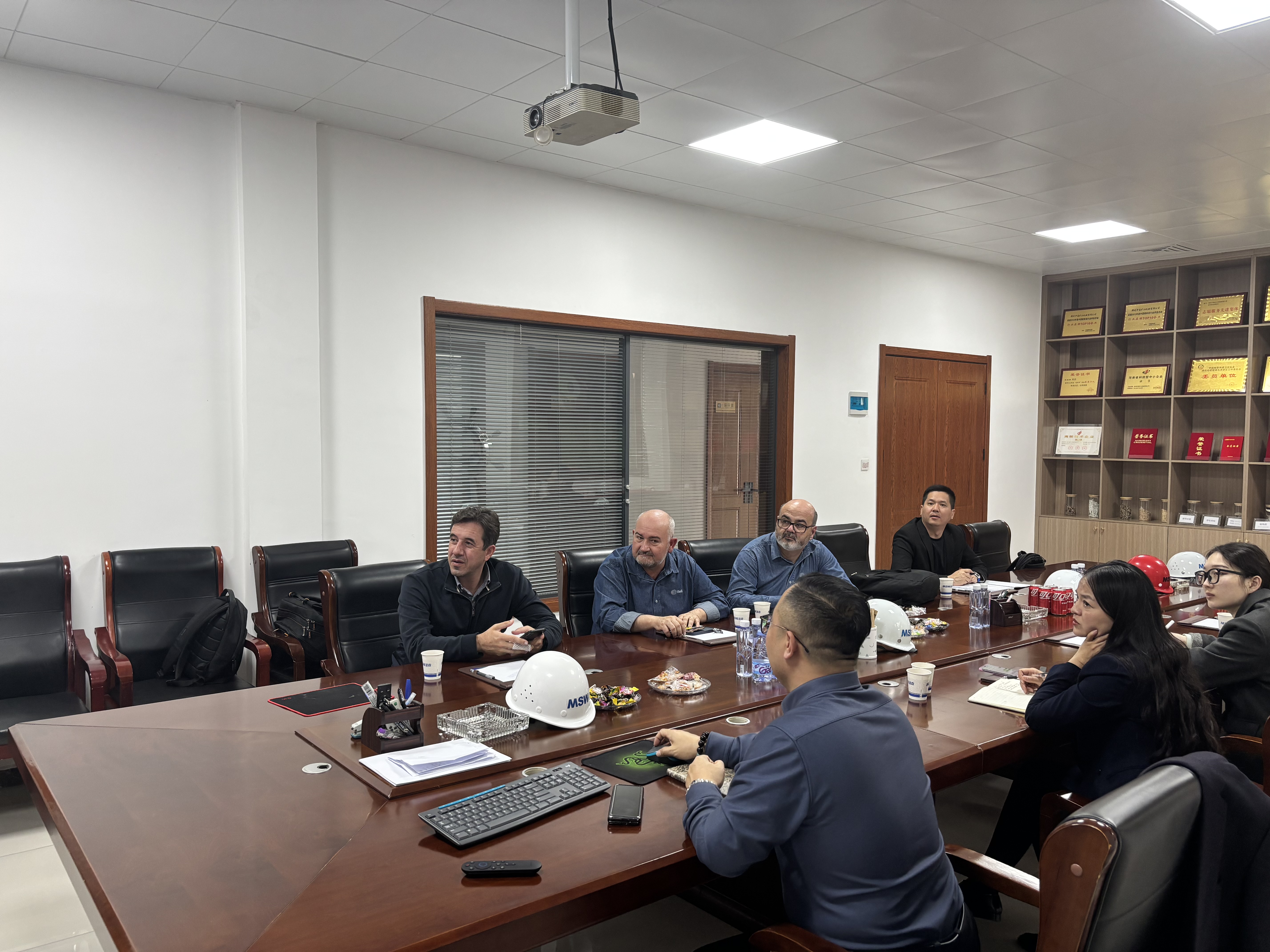 During the meeting, the Brazilian delegation gained a detailed understanding of the advanced automated sorting systems developed by MSW.